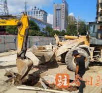 日我骚逼高温下的坚守｜道路建设者用汗水铺就畅通路